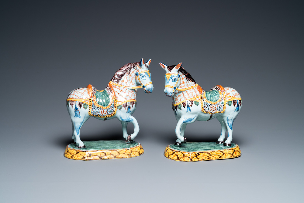 Une paire de chevaux en fa&iuml;ence polychrome de Delft, 18&egrave;me