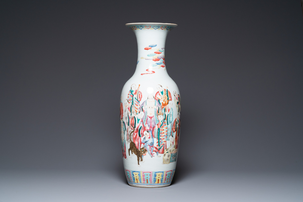Un vase en porcelaine de Chine famille rose &agrave; d&eacute;cor des 18 Arhats, 19&egrave;me