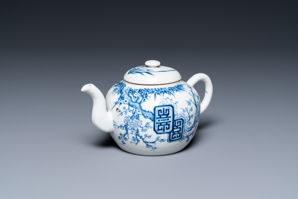 Une th&eacute;i&egrave;re en porcelaine de Chine 'Bleu de Hue' pour le Vietnam, marque Ruo Shen Zhen Cang, 19&egrave;me