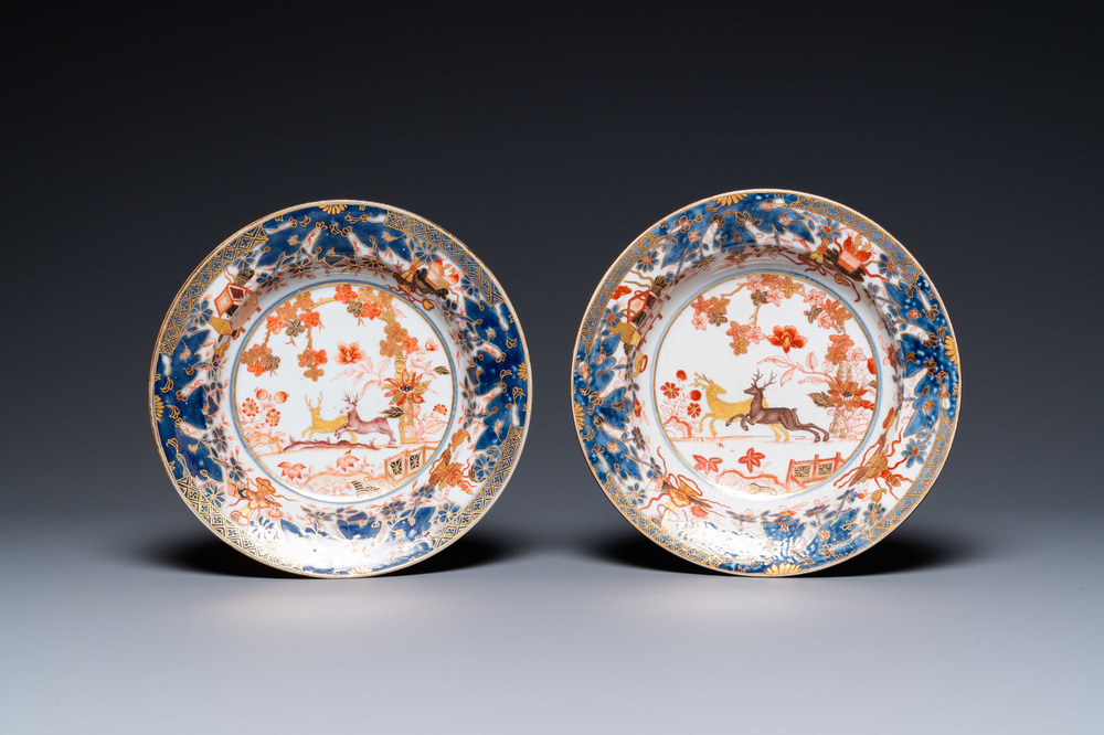 Een paar Imari-stijl borden in onge&iuml;dentificeerd Europees porselein, 18e eeuw