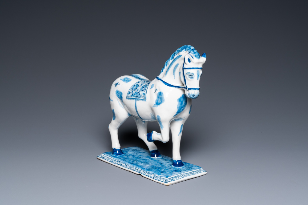 Un cheval en fa&iuml;ence de Delft en bleu et blanc, 18&egrave;me