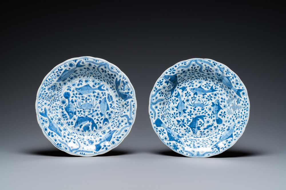 Une paire de plats godronn&eacute;s en porcelaine de Chine en bleu et blanc &agrave; d&eacute;cor de poissons, Kangxi