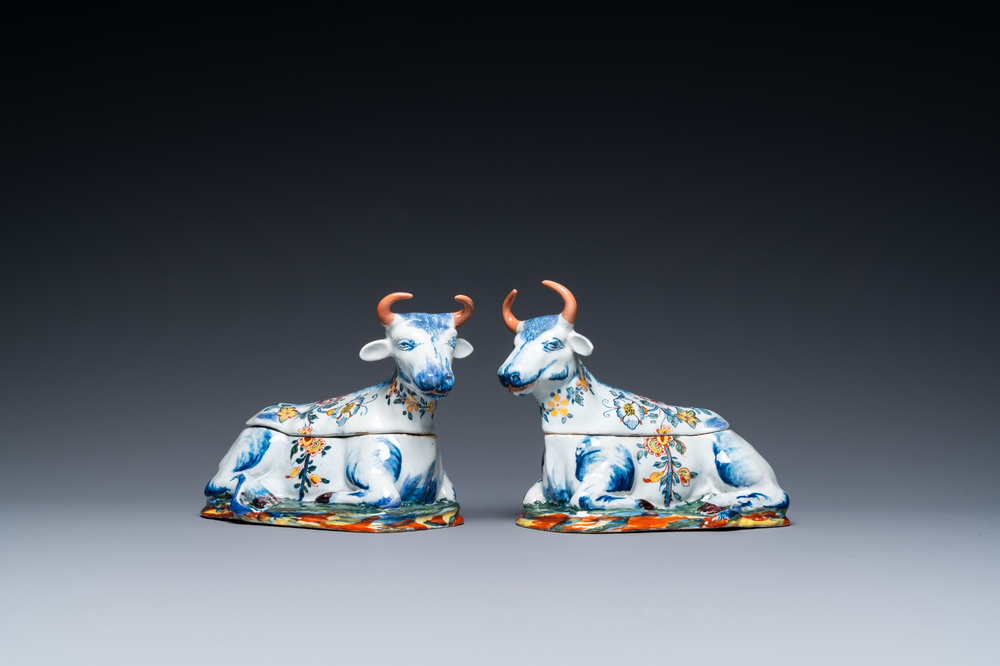 Une paire de terrines couvertes en forme de vache en fa&iuml;ence polychrome de Delft, 18&egrave;me