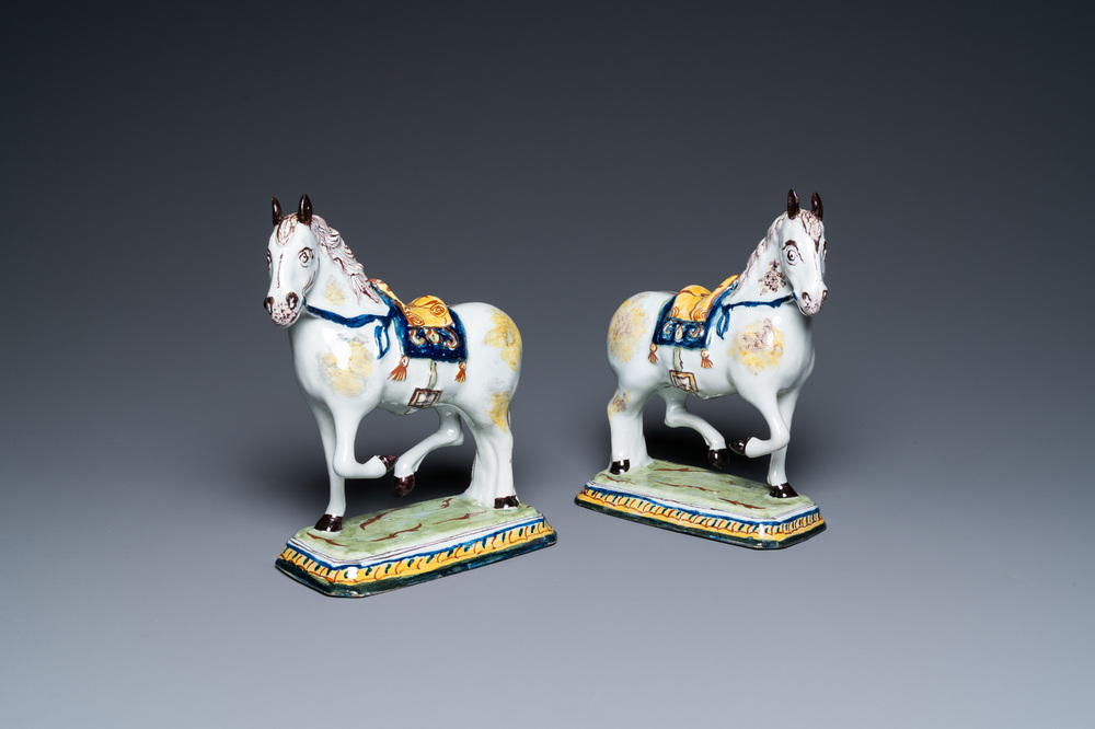 Une paire de chevaux en fa&iuml;ence polychrome de Delft, 18&egrave;me