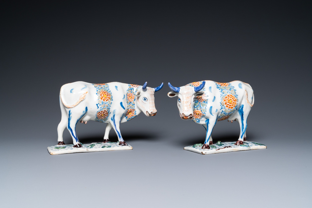 Une paire de vaches sur tertres aux grenouilles en fa&iuml;ence polychrome de Delft, 18&egrave;me