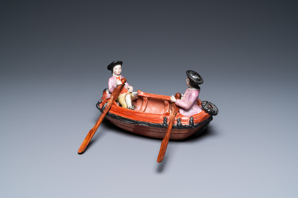 Een zeldzame polychrome Delftse petit feu groep met twee roeiers in een bootje, 2e helft 18e eeuw