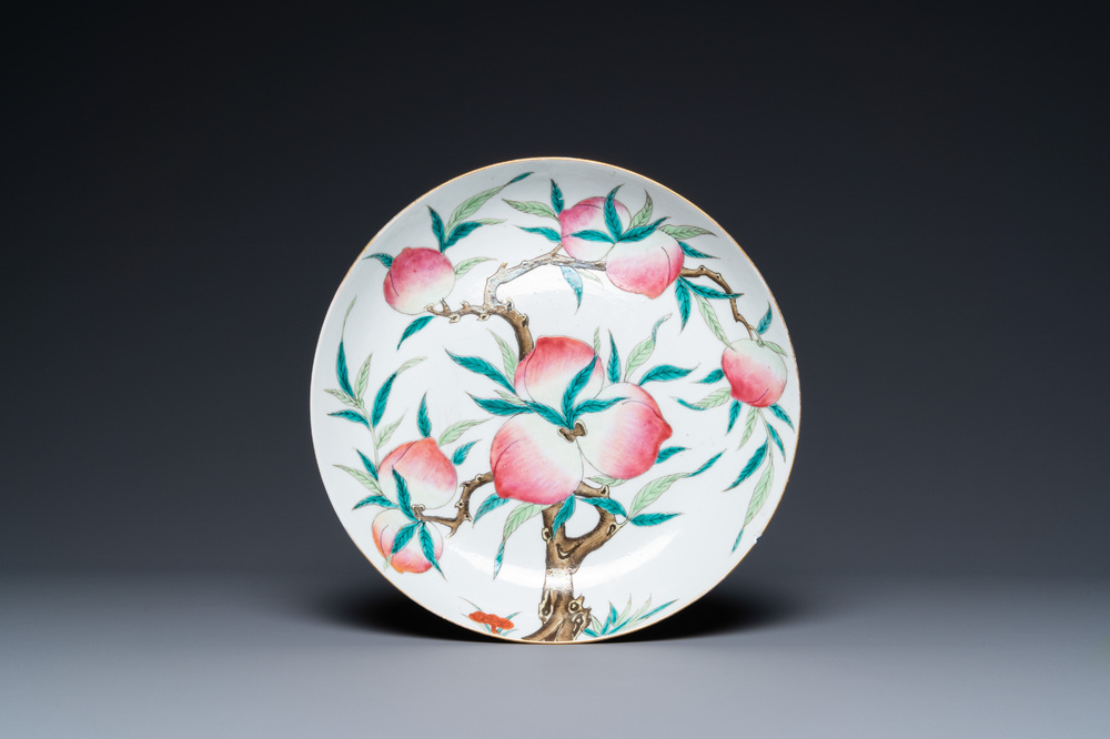 Een Chinese famille rose 'negen perziken' schotel, Guangxu merk en periode