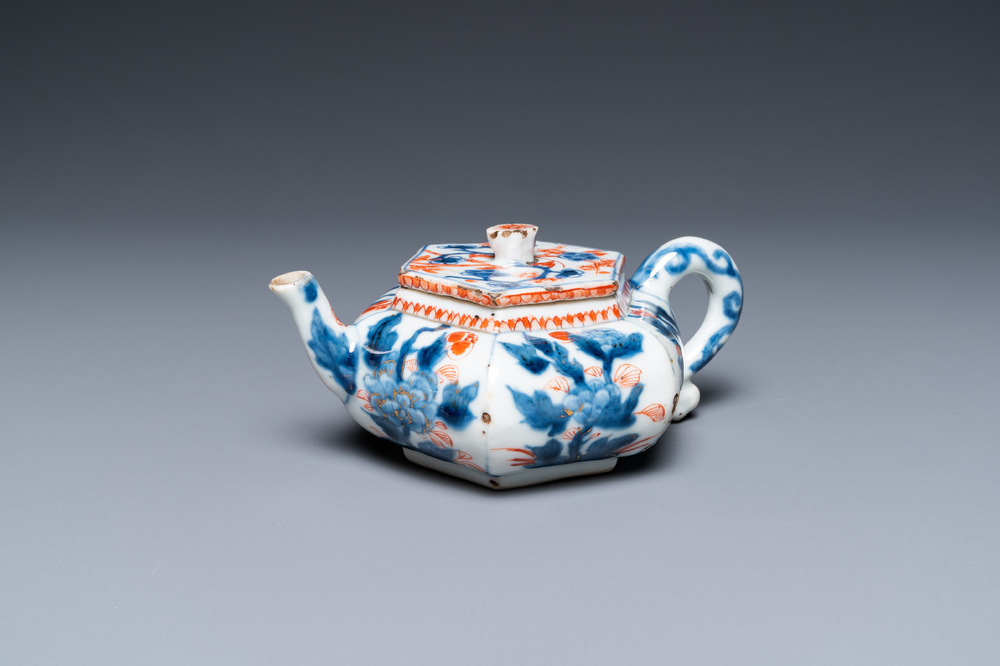 Een Chinese hexagonale Imari-stijl theepot met deksel, Kangxi