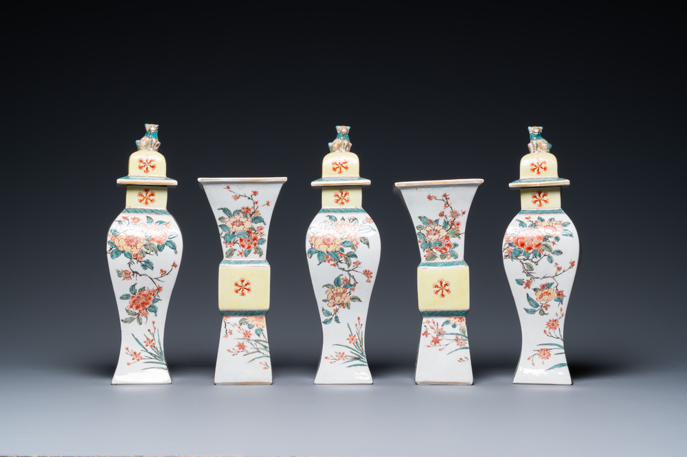 Une garniture de cinq vases en porcelaine de Chine famille verte &agrave; d&eacute;cor floral, 19&egrave;me