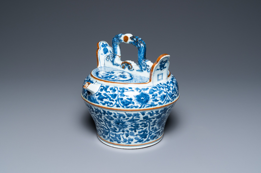 Un pot &agrave; chaux en porcelaine de Chine en bleu et blanc pour le Vietnam, Kangxi