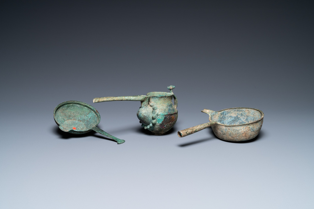 Twee Luristaanse bronzen kookpotten en een snavelkan, Iran, 1e millennium v.C.