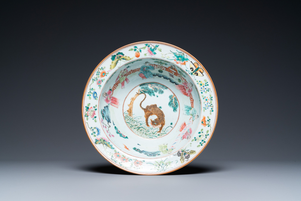 Un bol en porcelaine de Chine famille rose &agrave; d&eacute;cor d'un tigre, 19&egrave;me