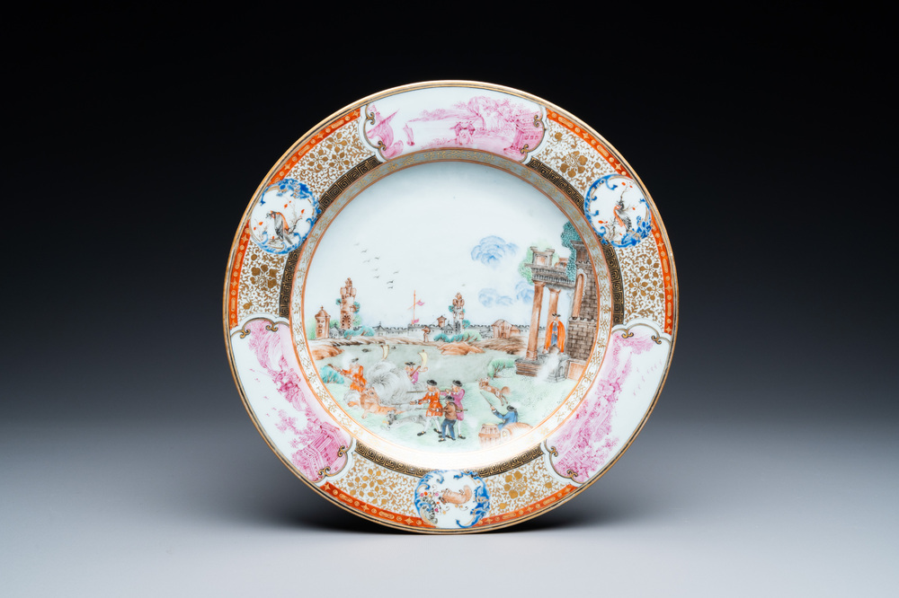 Une assiette en porcelaine de Chine famille rose figurant la chasse aux tigres en Calcutta, Qianlong