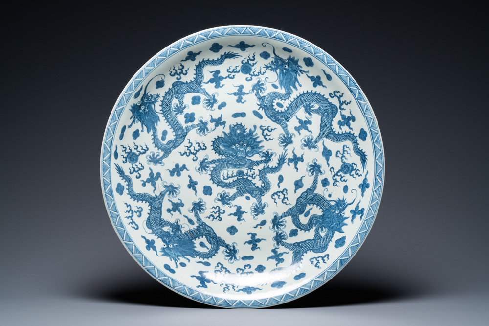 Un important plat en porcelaine de Chine en bleu et blanc, marque de Kangxi, 19&egrave;me