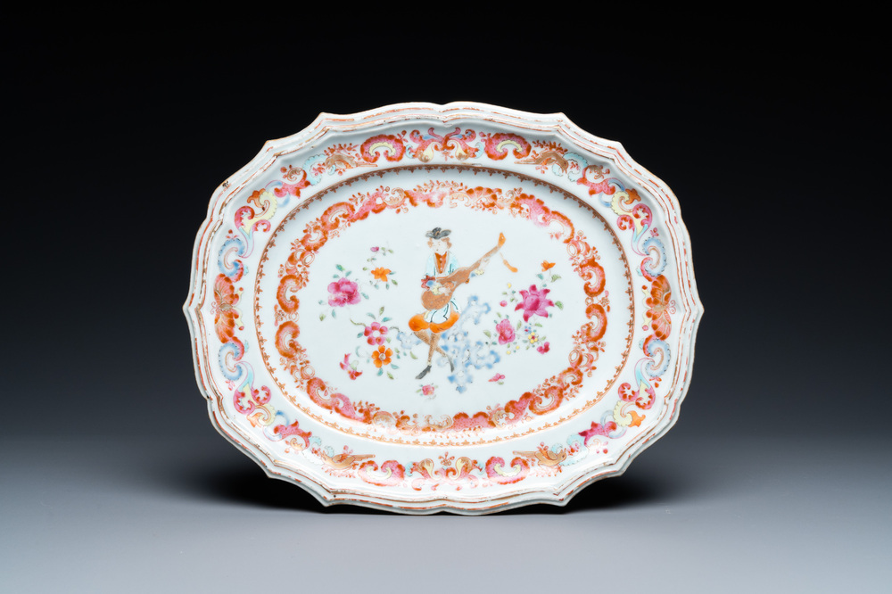 Un plat de forme ovale en porcelaine de Chine famille rose &agrave; d&eacute;cor d'un musicien europ&eacute;en, Qianlong