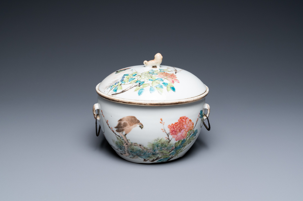 Un bol couvert en porcelaine de Chine qianjiang cai, sign&eacute; Yi Mao, 19/20&egrave;me