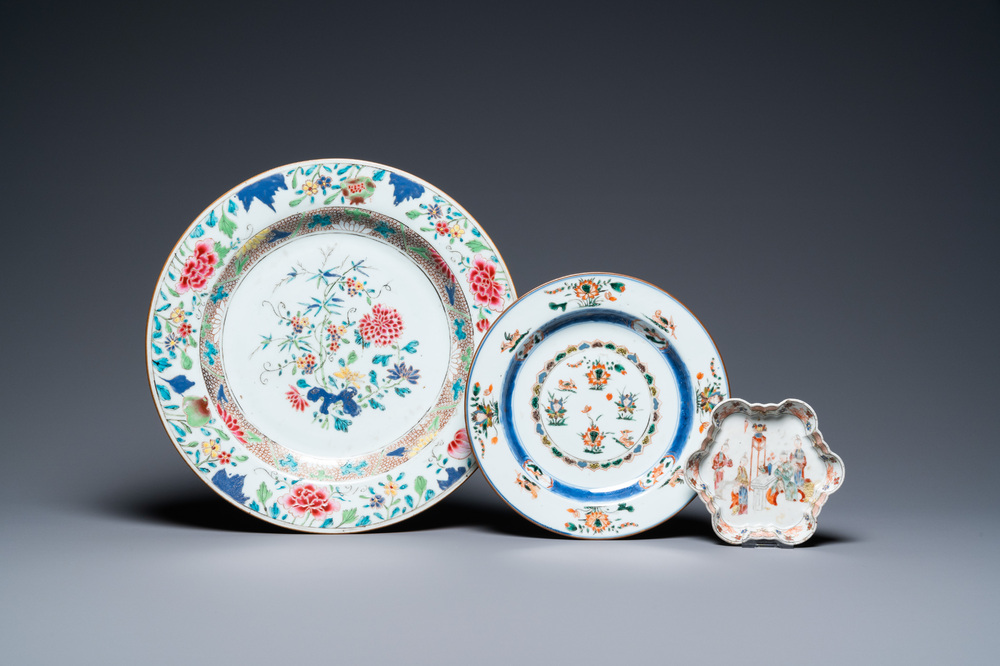 Un support de th&eacute;i&egrave;re et un plat en porcelaine de Chine famille rose et une assiette en famille verte, Kangxi/Qianlong