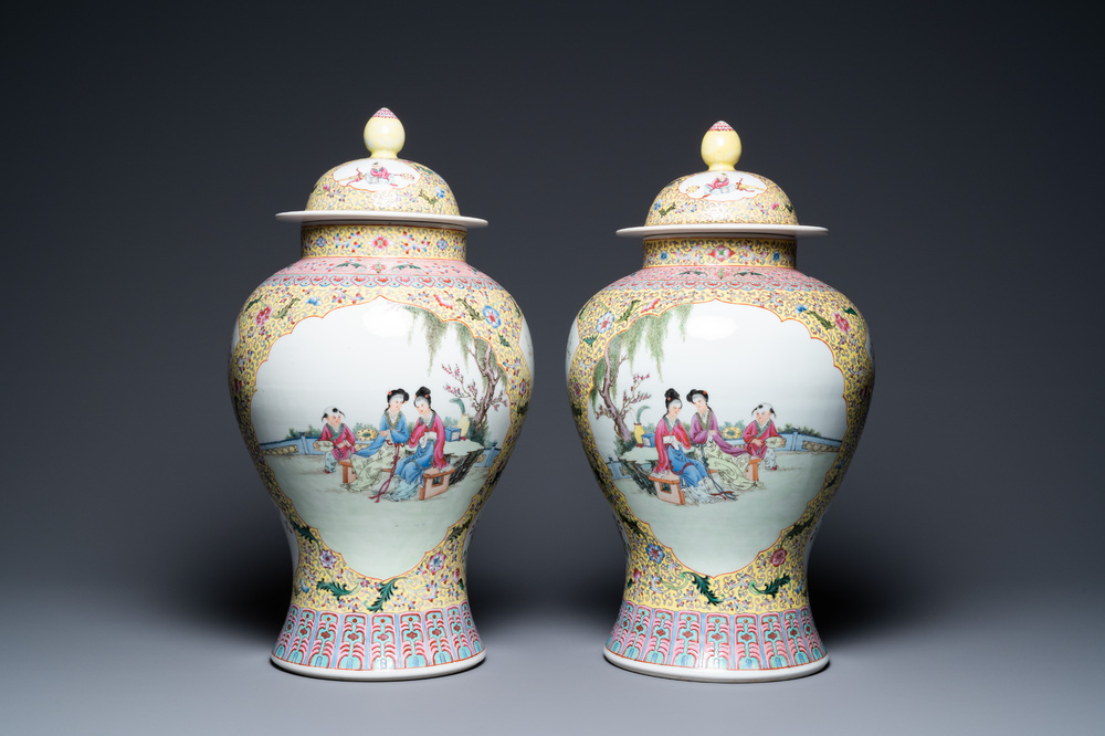 Une paire de vases couverts en porcelaine de Chine famille rose, marque de Qianlong, R&eacute;publique