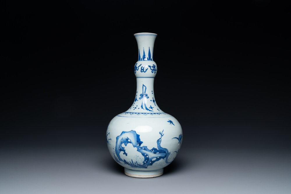 Un vase de forme bouteille en porcelaine de Chine en bleu et blanc figurant un l&eacute;zard, une grenouille et deux papillons, &eacute;poque Transition