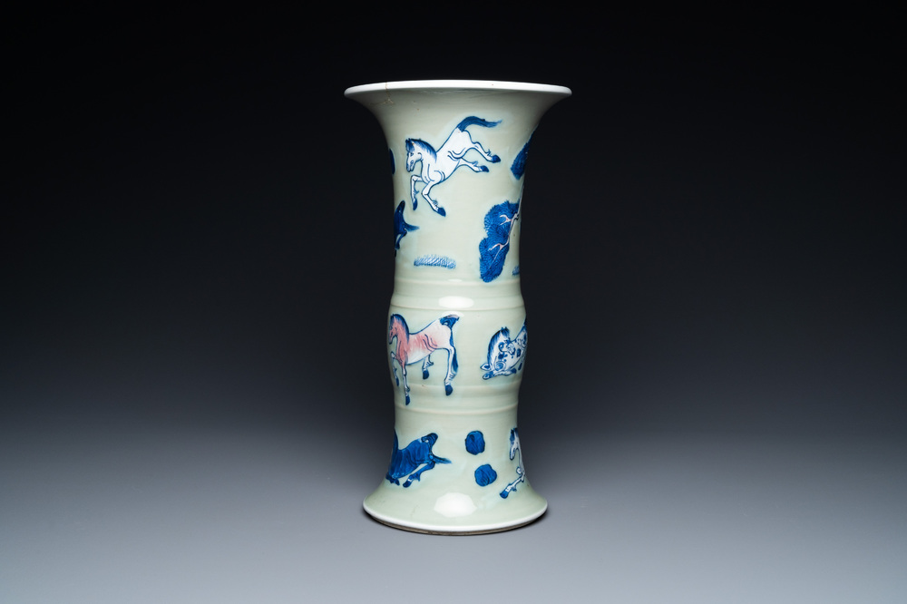 Un vase en porcelaine de Chine en bleu, blanc et rouge de fer &agrave; fond c&eacute;ladon &agrave; d&eacute;cor des 'Huit chevaux de Mu Wang', Kangxi