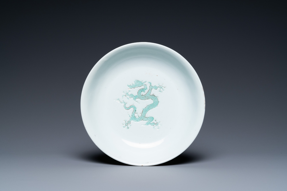 Une coupe au dragon en porcelaine de Chine &agrave; d&eacute;cor incis&eacute; et &eacute;maill&eacute; vert, marque de Hongzhi, Ming