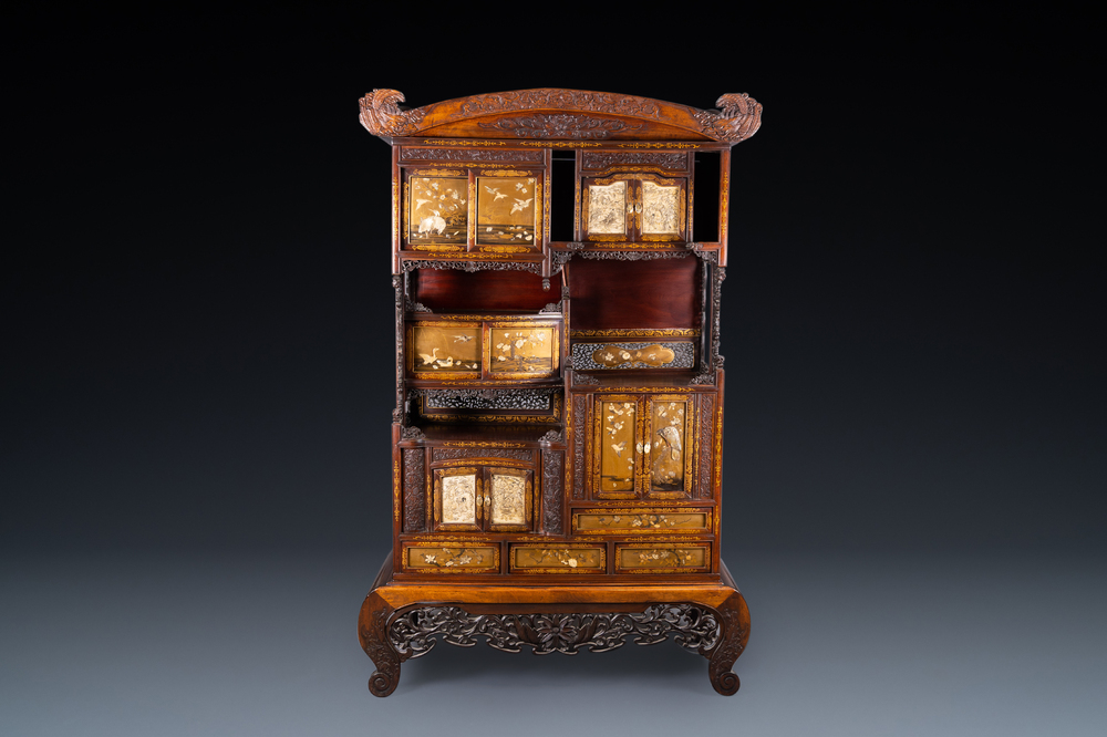 Un cabinet 'chigaidansu' en bois, laque dor&eacute; et ivoire, Japon, Meiji, 19&egrave;me