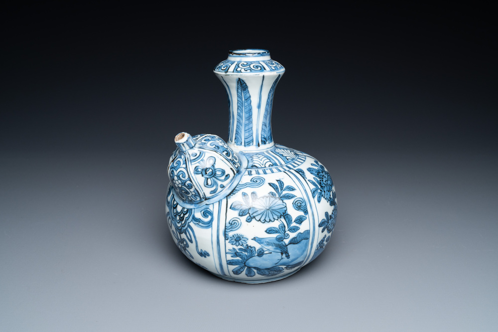 Une verseuse de type kendi en porcelaine de Chine en bleu et blanc de type kraak, Wanli