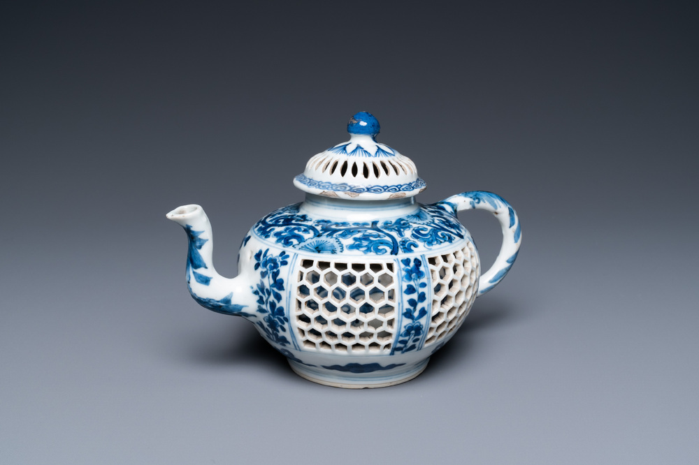 Une th&eacute;i&egrave;re couverte en porcelaine de Chine en bleu et blanc &agrave; double paroi ajour&eacute;e, &eacute;poque Transition