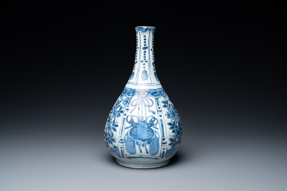 Un vase de forme bouteille en porcelaine de Chine en bleu et blanc de type kraak, Wanli