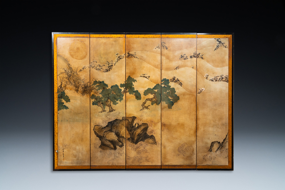 Un &eacute;cran de type 'Byobu' de cinq feuilles en papier peint &agrave; d&eacute;cor d'un paysage, sign&eacute; Zi Yu Ji Yang - 子玉吉羊, Japon, Edo, 18/19&egrave;me