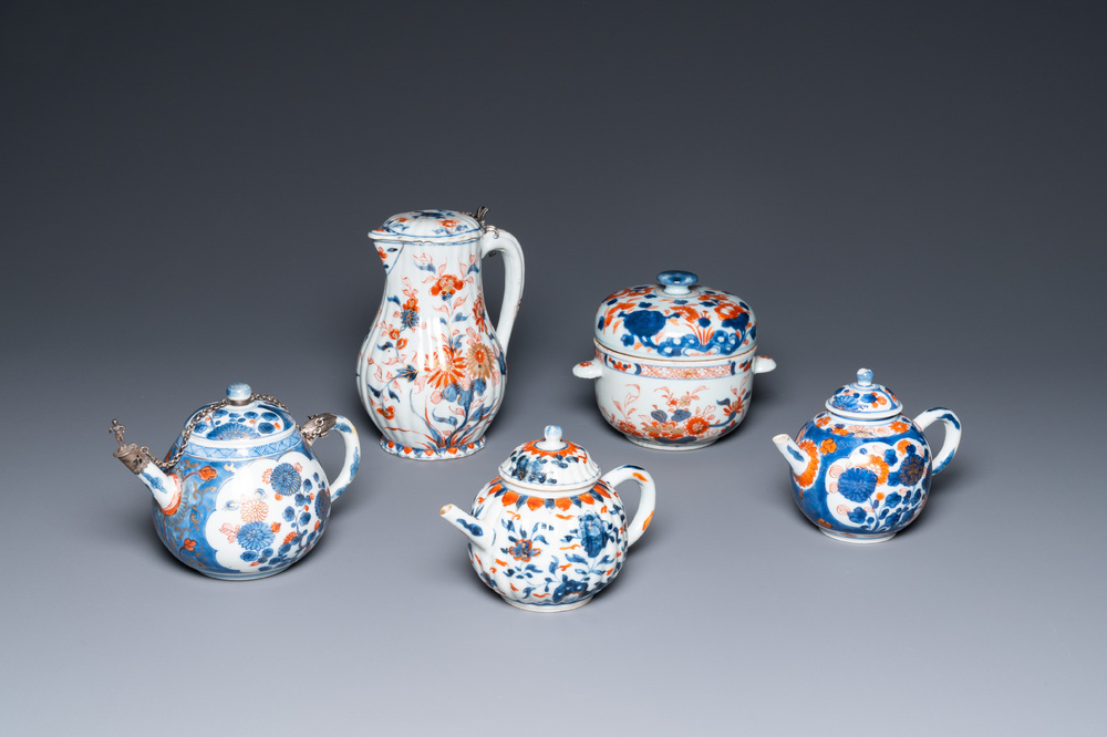 Trois th&eacute;i&egrave;res, une verseuse couverte et un bol couvert en porcelaine de Chine de style Imari, Kangxi