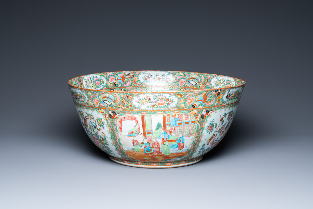 An impressive Chinese Canton famille rose bowl, 19th C.