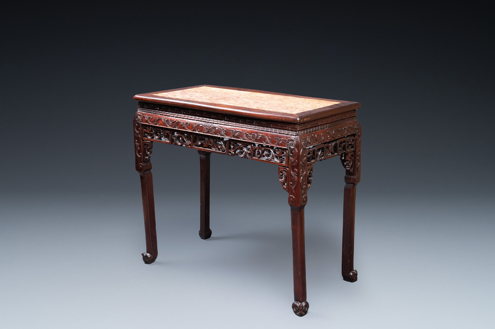 Un table de forme rectangulaire en bois sculpt&eacute;, Chine, 19&egrave;me