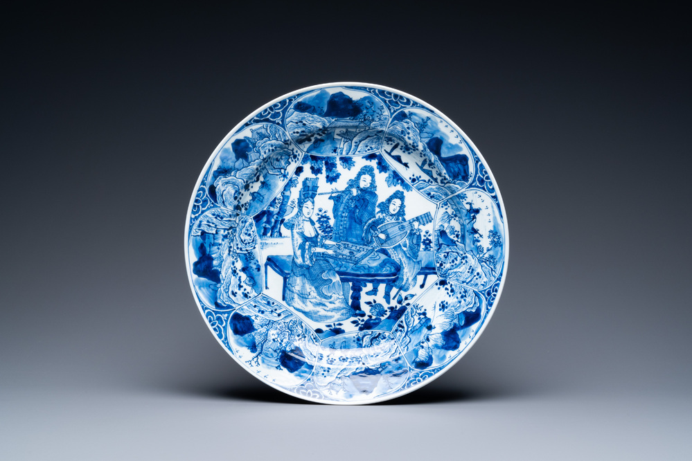 Un plat en porcelaine de Chine en bleu et blanc &agrave; d&eacute;cor de musiciens, Kangxi