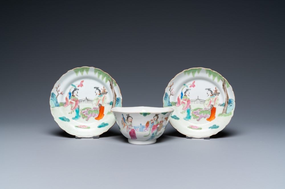 Une paire de coupes et un bol en porcelaine de Chine famille rose, 19/20&egrave;me