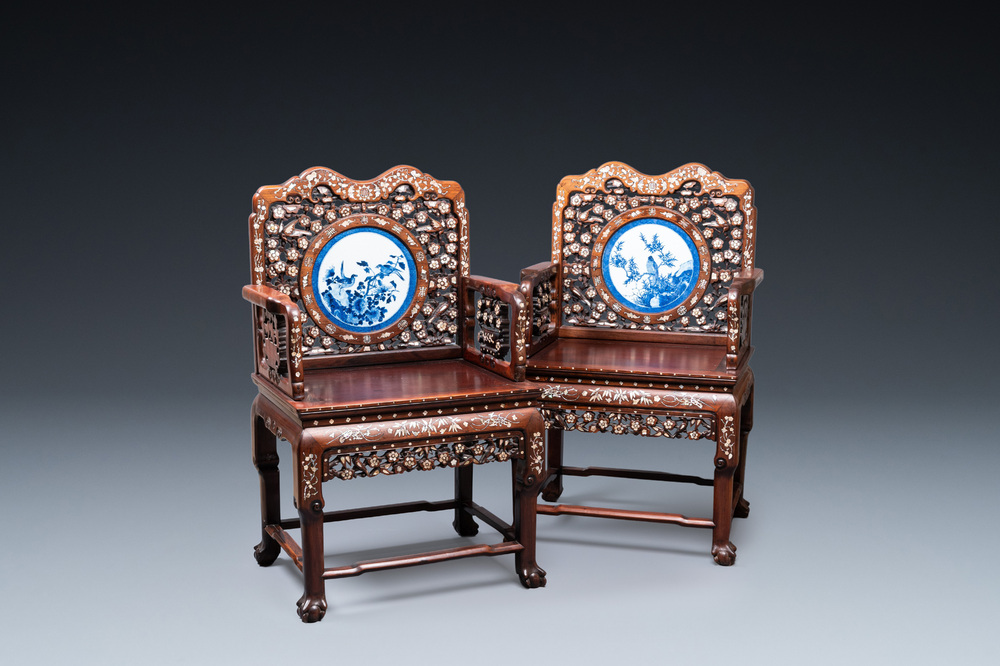 Une paire de chaises en bois incrust&eacute; de nacre et de plaques en porcelaine de Chine en bleu et blanc, 19&egrave;me