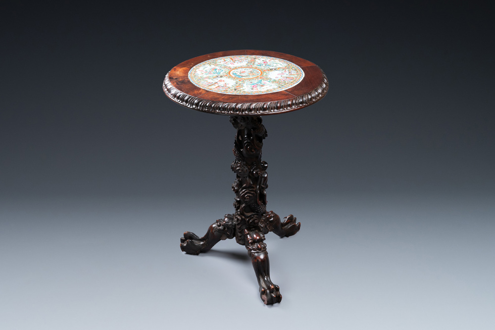 Un table en bois sculpt&eacute; incrust&eacute; d'une plaque en porcelaine de Chine famille rose de Canton, 19&egrave;me