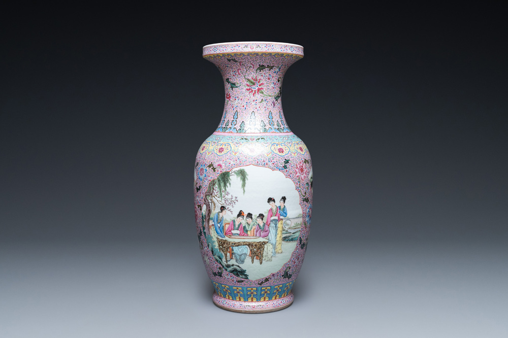 Un grand vase en porcelaine de Chine famille rose &agrave; d&eacute;cor de femmes dans un jardin, R&eacute;publique