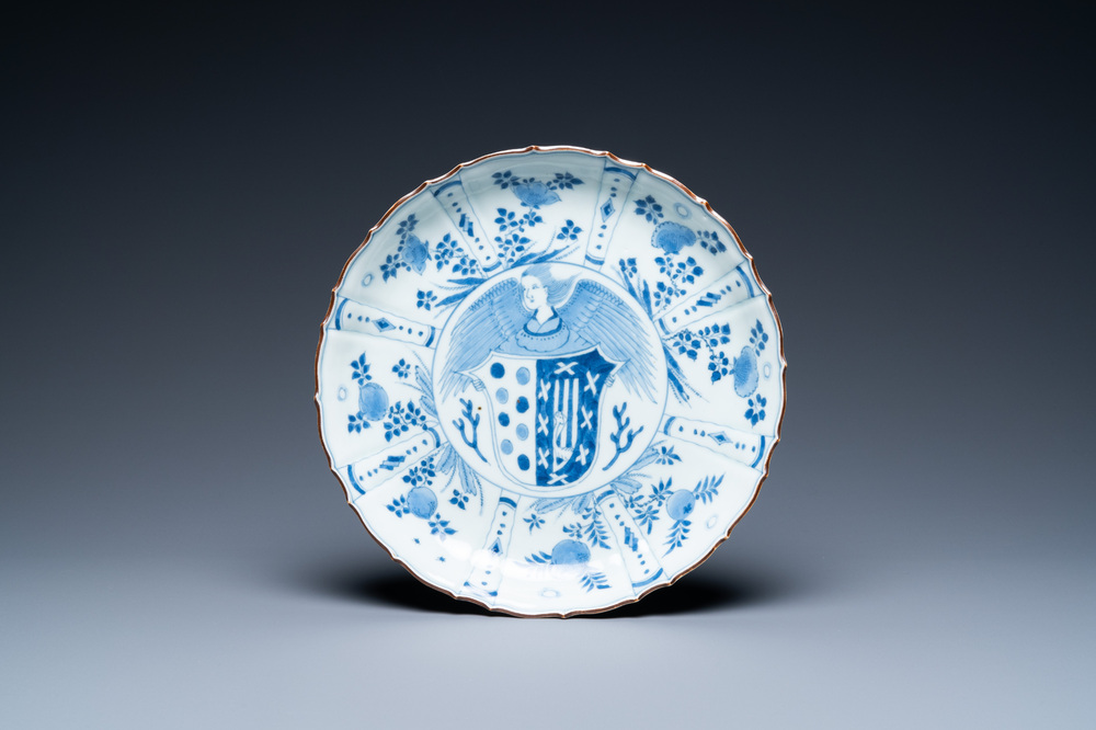 A rare Japanese blue and white armorial plate with barbed rim, Edo, 18th C.