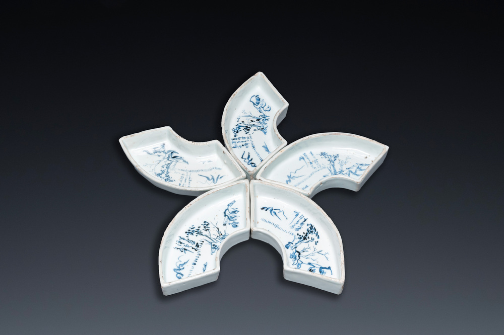 Cinq bols en forme d'&eacute;ventail en porcelaine de Chine en bleu et blanc de type ko-sometsuke pour le march&eacute; japonais, Tianqi