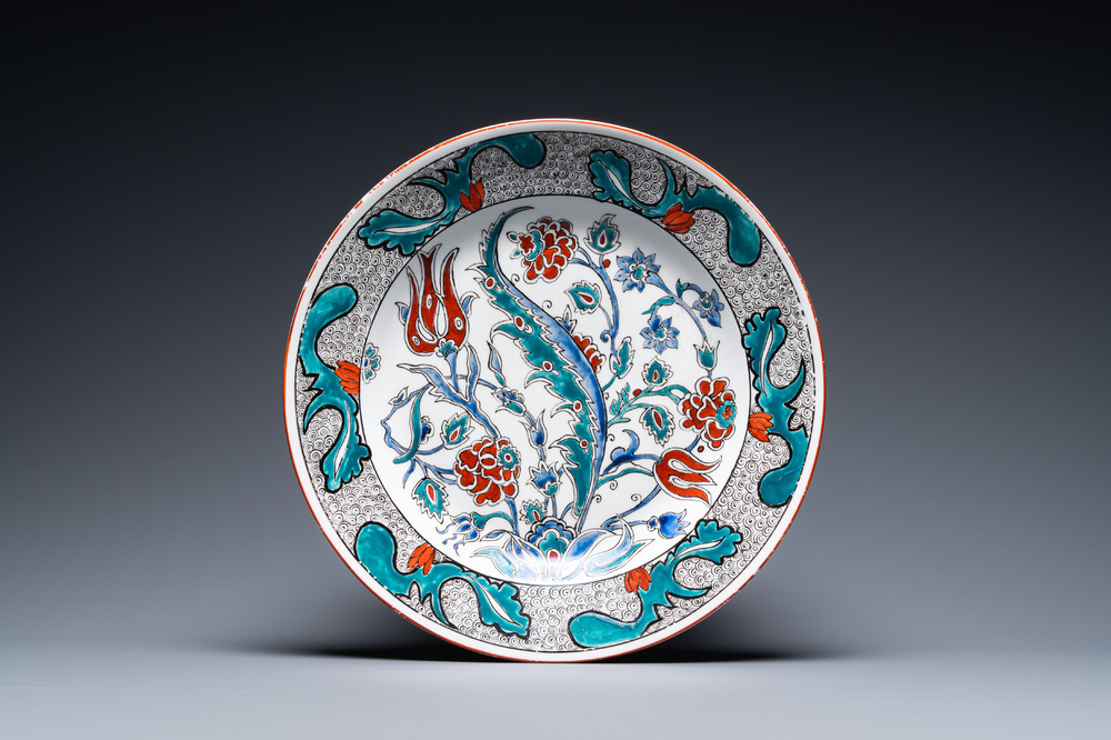 Un plat de style Iznik en porcelaine de Samson, Paris, France, 19&egrave;me