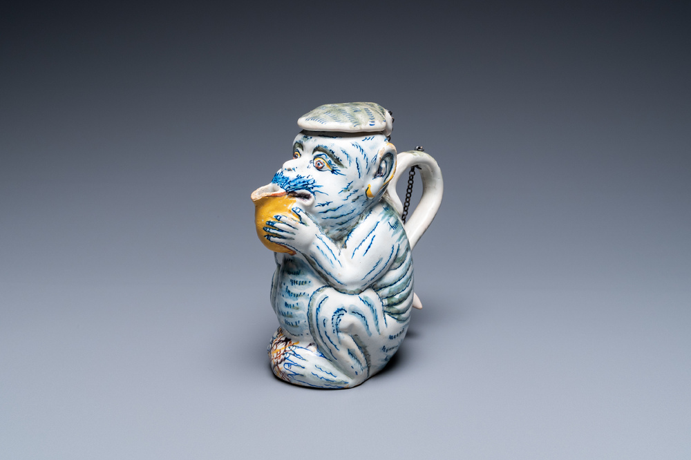 Une verseuse couverte en forme de singe en fa&iuml;ence polychrome de Delft, 18&egrave;me