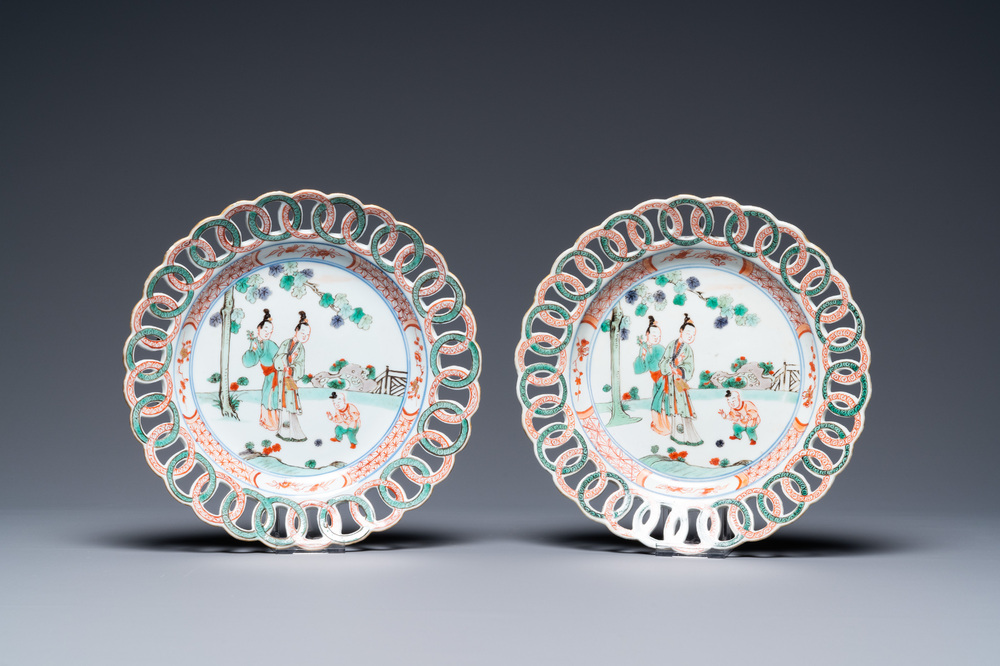 A pair of Chinese famille verte plates with reticulated border, Kangxi