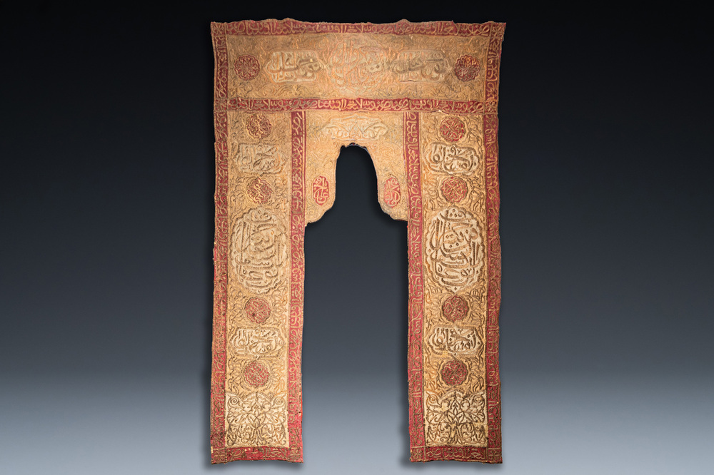 Een Ottomaanse met metaaldraad geborduurde vloeren portieklijst voor een moskee, 19e eeuw