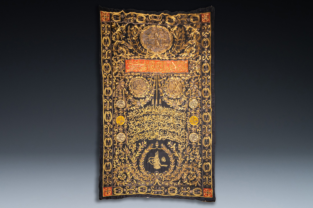 Un panneau de couverture 'sitara' pour la Kaaba en soie aux fils en m&eacute;tal dor&eacute; et argent&eacute;, travail ottoman, 20&egrave;me