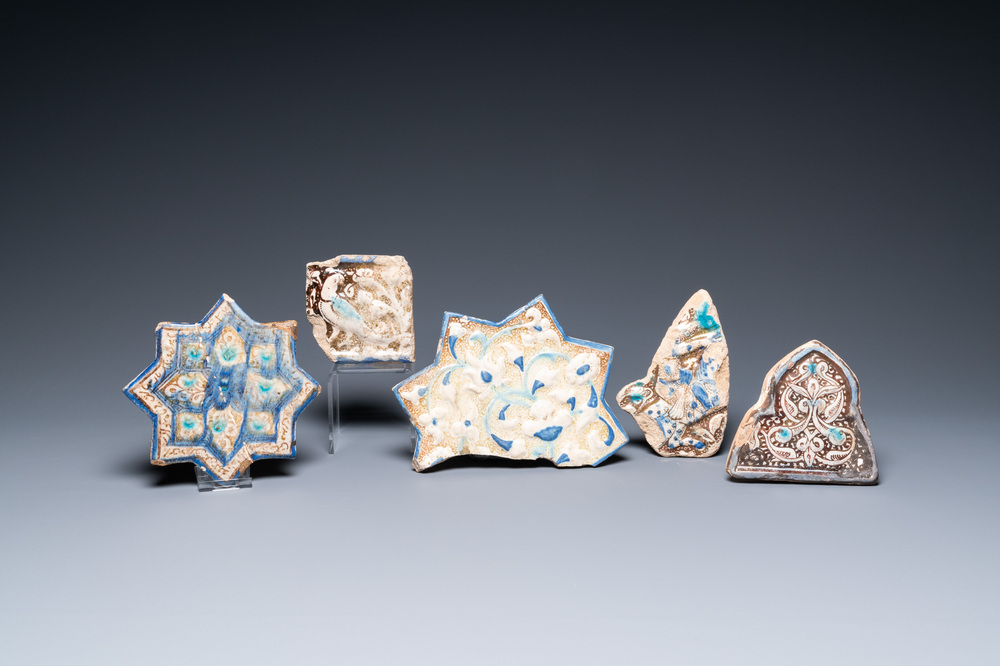 Een Kashan stertegel en vier fragmenten van reli&euml;ftegels met lusterglazuur, Iran, 13/16e eeuw