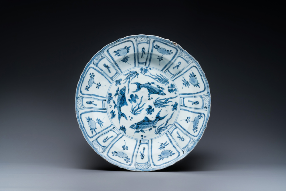 A rare Chinese blue and white kraak porcelain dish with three fish, Wanli