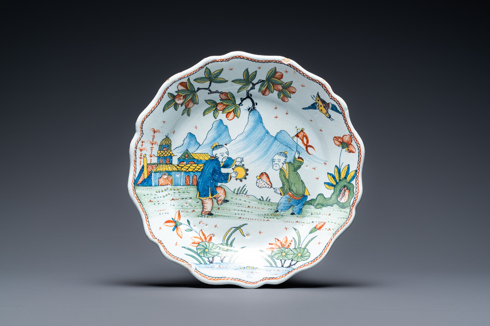 Un plat &agrave; bord contourn&eacute; en fa&iuml;ence polychrome de Rouen &agrave; d&eacute;cor chinois, 1&egrave;re moiti&eacute; du 18&egrave;me