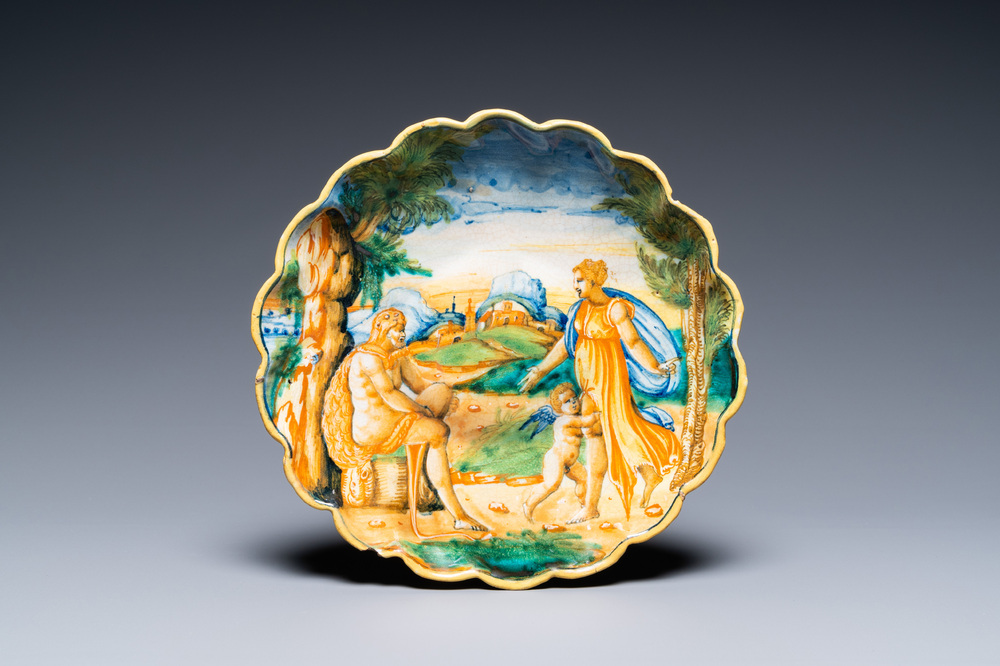 Een crespina in Italiaanse majolica met Hercules en Omphale, Urbino, 16e eeuw