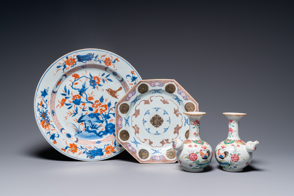 Een paar Chinese famille rose kendi met hanen, een Imari-stijl schotel en een octagonale famille rose schotel, Kangxi/Qianlong